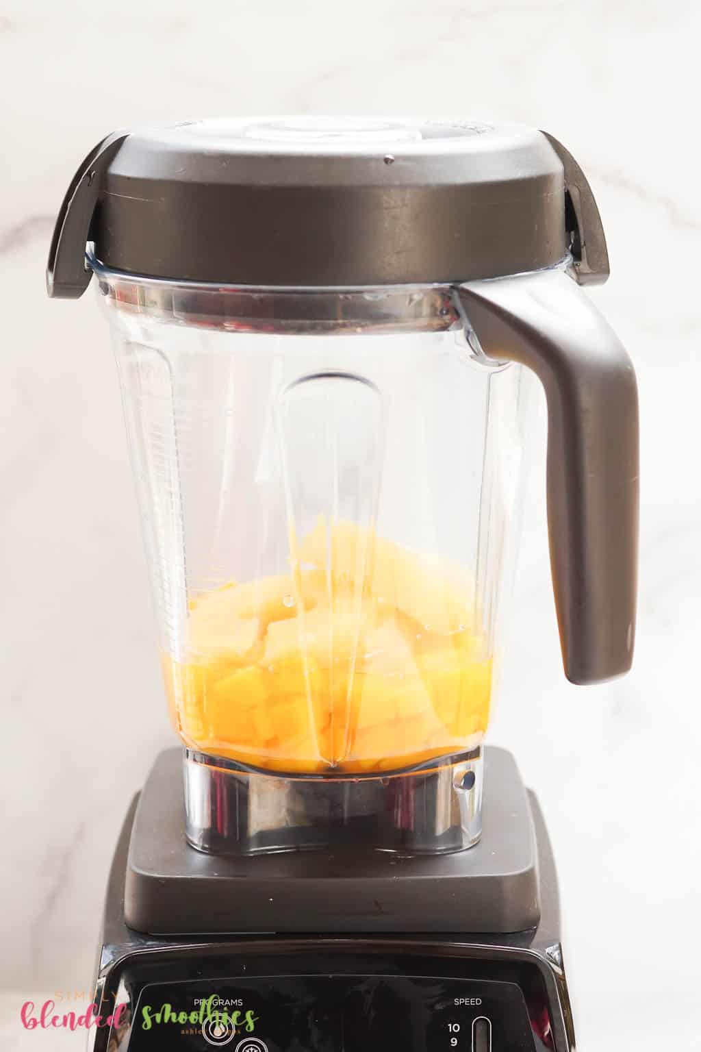 ingredientes para un batido de mango y piña