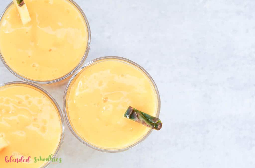 smoothie hecho con mangos y piña y plátano